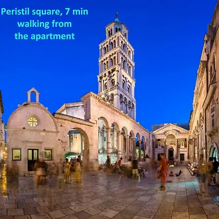 Dora In Center Of * Σπλιτ