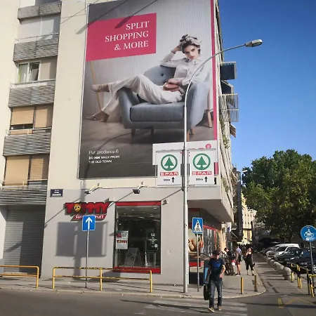 Dora In Center Of Σπλιτ